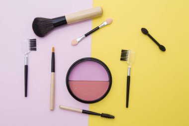 Makyaj malzemelerinin üst görünümü