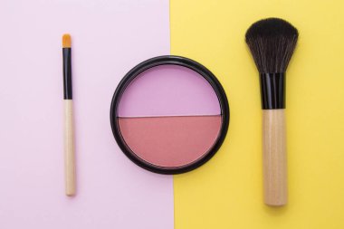 Makyaj malzemelerinin üst görünümü