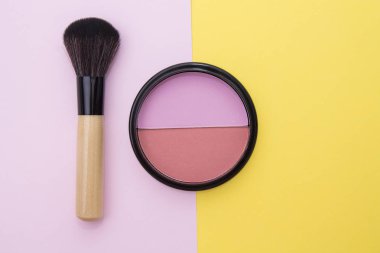 Makyaj malzemelerinin üst görünümü