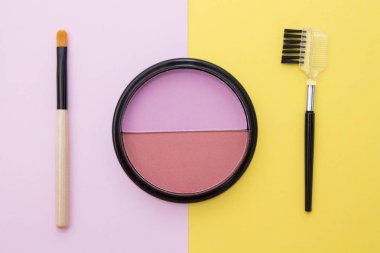 Makyaj malzemelerinin üst görünümü
