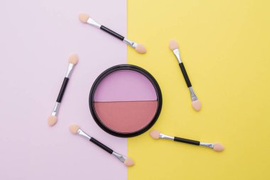 Makyaj malzemelerinin üst görünümü