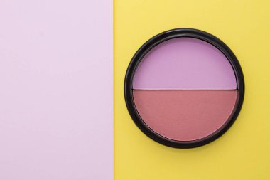 yuvarlak makyaj kutusu tozlar ile