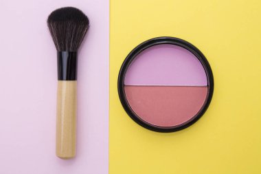 yuvarlak makyaj kutusu tozlar ile