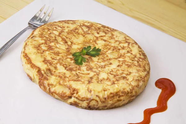 Omelet Spanyol Dengan Kentang Dan Bawang Dengan Saus Tomat — Stok Foto