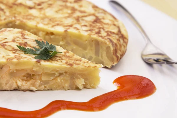 Piatto Tradizionale Spagnolo Omelette Con Salsa Pomodoro — Foto Stock
