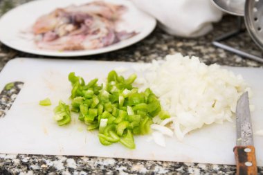 yeşil biber ve soğan kesimi