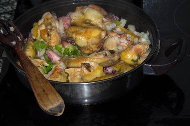 Et güveci, bezelyeli tavuk ve kalamar.