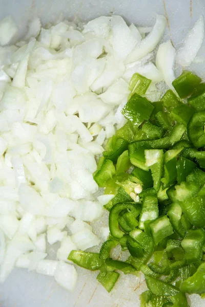 Grüne Paprika Und Zwiebeln Geschnitten — Stockfoto