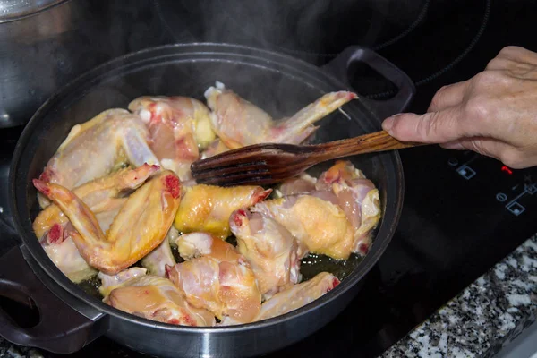 닭고기 냄비를 준비하는 — 스톡 사진
