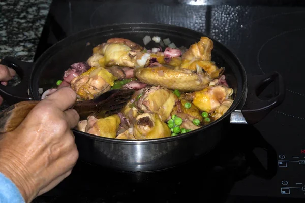 Eintopf Aus Fleisch Huhn Mit Erbsen Und Tintenfisch — Stockfoto