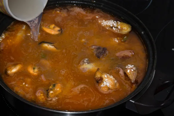 Kochen Schmackhafter Reis Mit Meeresfrüchten — Stockfoto