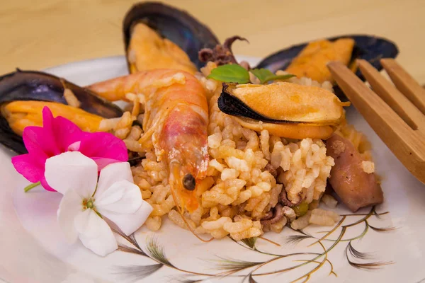 Kerang Kerang Nasi Hidangan Dengan Udang Kerang Dan Kerang — Stok Foto