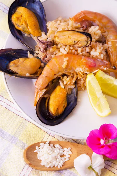 Nasi Lezat Dengan Hidangan Seafood — Stok Foto