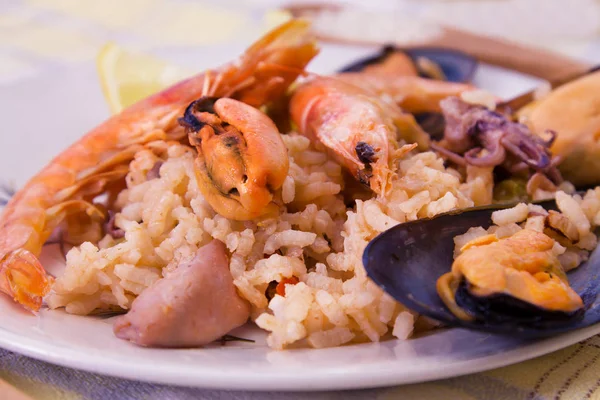 Nasi Lezat Dengan Hidangan Seafood — Stok Foto