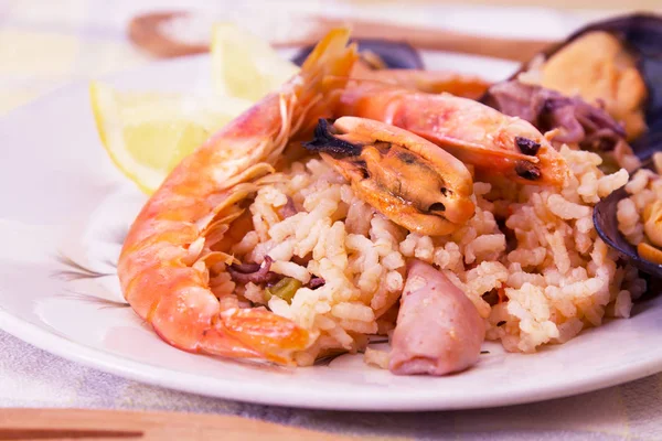 Nasi Lezat Dengan Hidangan Seafood — Stok Foto