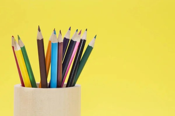 Kolorowe Ołówki Żółtym Telefonie — Zdjęcie stockowe