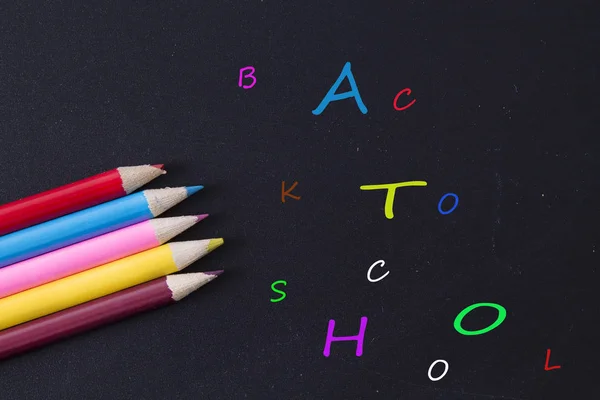 色鉛筆と黒板で学校に戻るの概念 — ストック写真