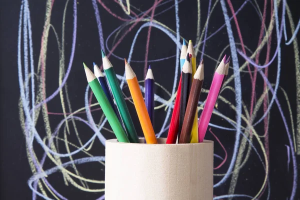 用彩色铅笔和黑板回到学校的概念 — 图库照片