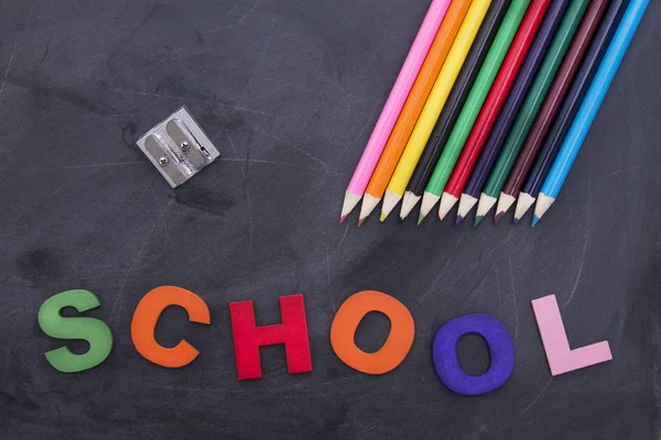 黒板に戻る 色鉛筆とクラスのアクセサリーの概念 — ストック写真