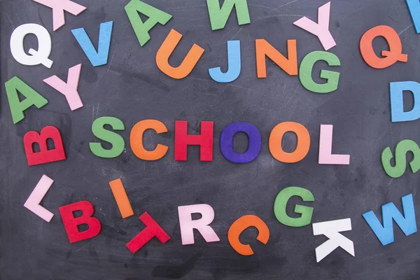 Γράμματα Και Μολύβια Στον Μαυροπίνακα Πίσω Στην Ιδέα Του Σχολείου — Φωτογραφία Αρχείου