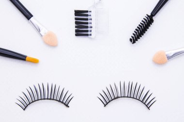 Fırça kamçı, tarak, ayrıca kirpik uzatma uygulamada kullanılan şeklini korumak için yardım