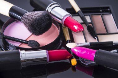 renkli arka planda makyaj aksesuarları