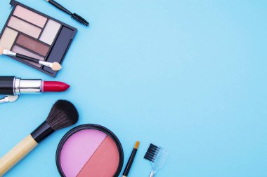 renkli arka planda makyaj aksesuarları
