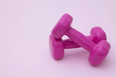 pembe bir arka plan üzerinde halter