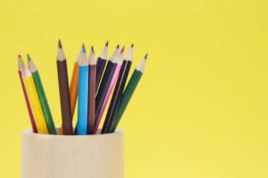 sarı telefonda renkli kalemler