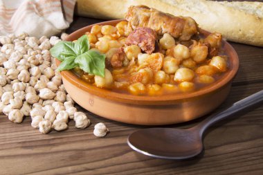 haşlanmış nohut ile kil güveç