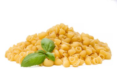 beyaz izole fesleğen ile çiğ makarna