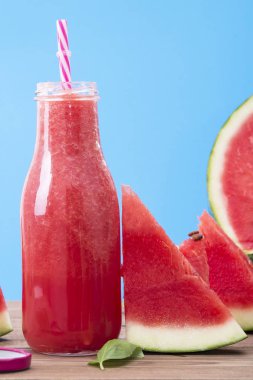 Ahşap arka planda Mason kavanoz taze karpuz Smoothie. Yaz, sağlıklı organik gıda konsepti.