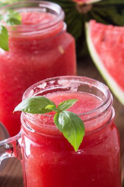 Ahşap arka planda Mason kavanoz taze karpuz Smoothie. Yaz, sağlıklı organik gıda konsepti.