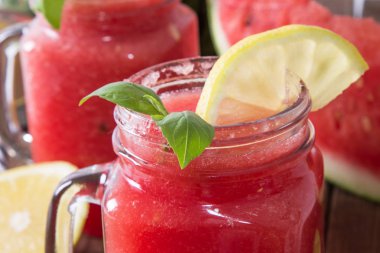 Ahşap arka planda Mason kavanoz taze karpuz Smoothie. Yaz, sağlıklı organik gıda konsepti.