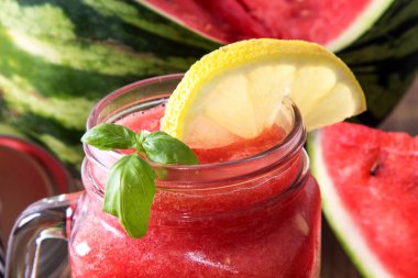 Ahşap arka planda Mason kavanoz taze karpuz Smoothie. Yaz, sağlıklı organik gıda konsepti.