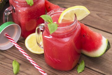 Ahşap arka planda Mason kavanoz taze karpuz Smoothie. Yaz, sağlıklı organik gıda konsepti.