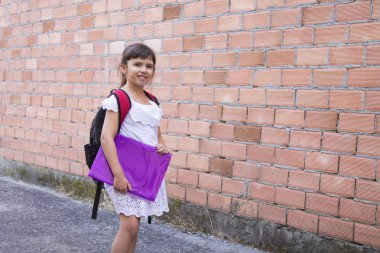 sokakta yürüyüş mutlu öğrenci