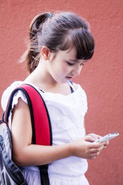 sırt çantası ve cep telefonu ile öğrenci