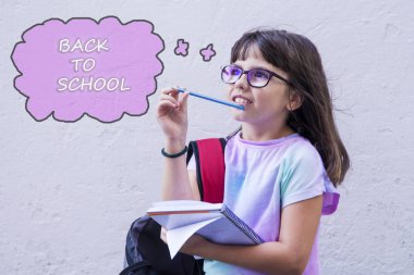 okula sırtını düşünen öğrenci