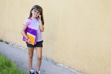 sırt çantası ve cep telefonu ile öğrenci