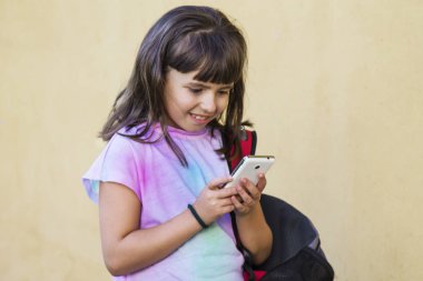 sırt çantası ve cep telefonu ile öğrenci