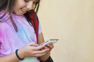 sırt çantası ve cep telefonu ile öğrenci