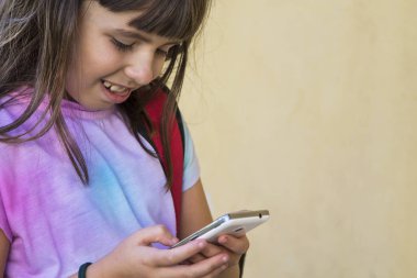 sırt çantası ve cep telefonu ile öğrenci