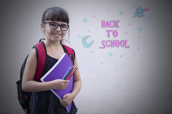 Konzept Der Rückkehr Zur Schule Schülerin Mit Zeichnungen Und Fantasie — Stockfoto