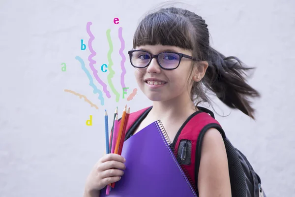 Uczeń Kolorowymi Ołówków Notebookiem Plecakiem Koncepcja Powrotu Szkoły — Zdjęcie stockowe