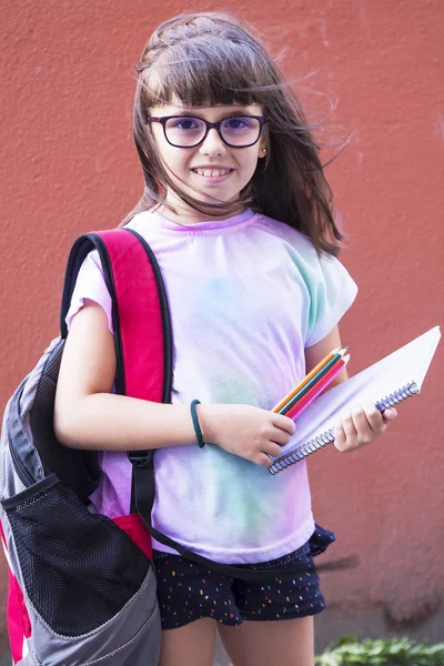 배낭과 색연필을 학생은 학교에 — 스톡 사진
