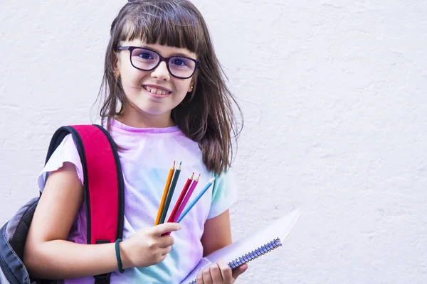 Studente Con Zaino Matite Colorate Che Vanno Scuola — Foto Stock