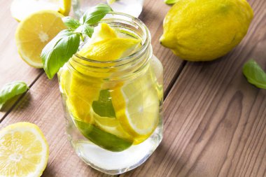 Ev yapımı ferahlatıcı limonata, limon dilimleri ve mason kavanozlarda buz.