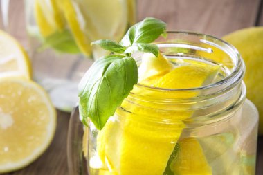 Ev yapımı ferahlatıcı limonata, limon dilimleri ve mason kavanozlarda buz.