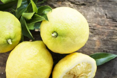 arka planda yaprakları ile limon